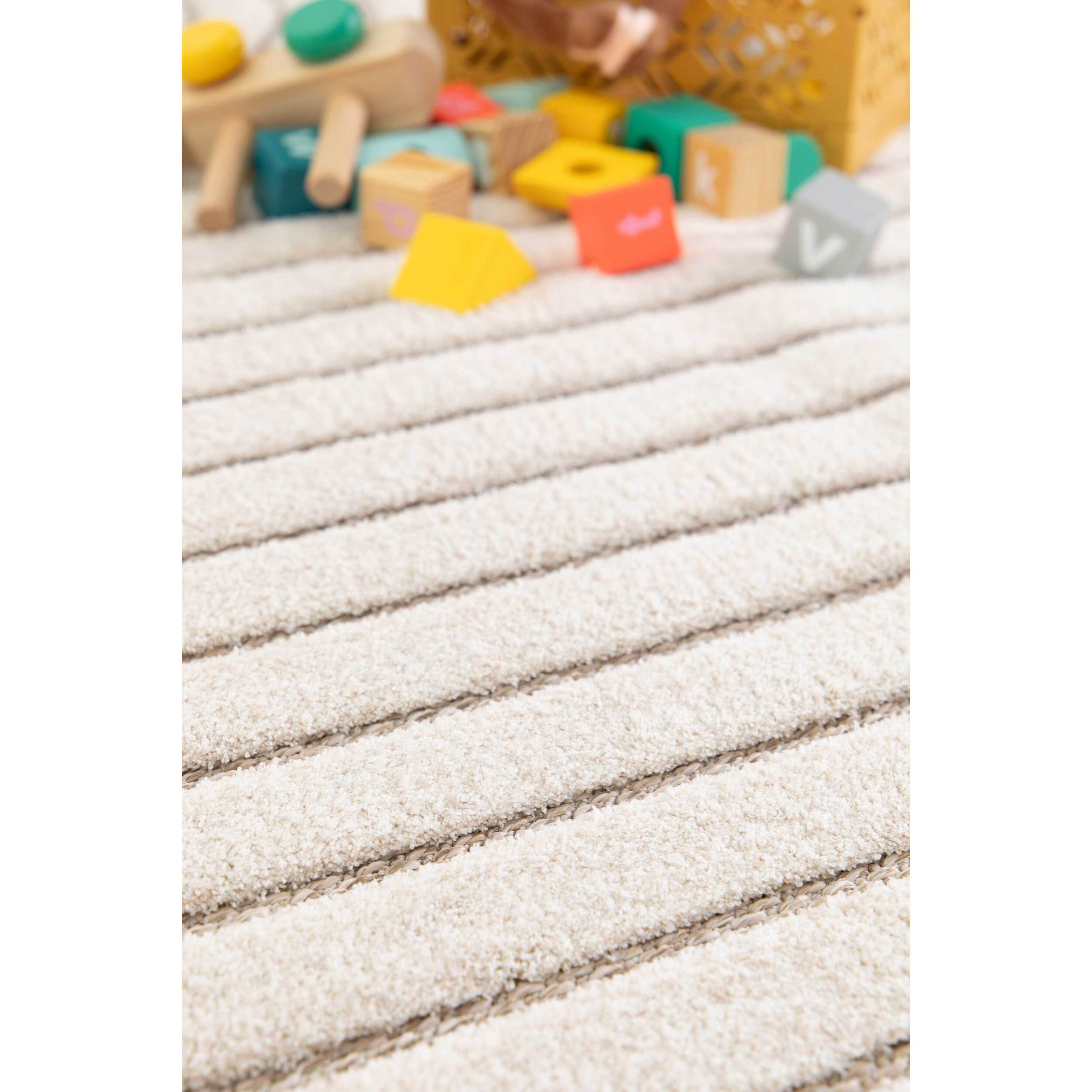 DIENA Alfombra con diseños geométricos y relieve en tonos blancos, varias medidas disponibles.