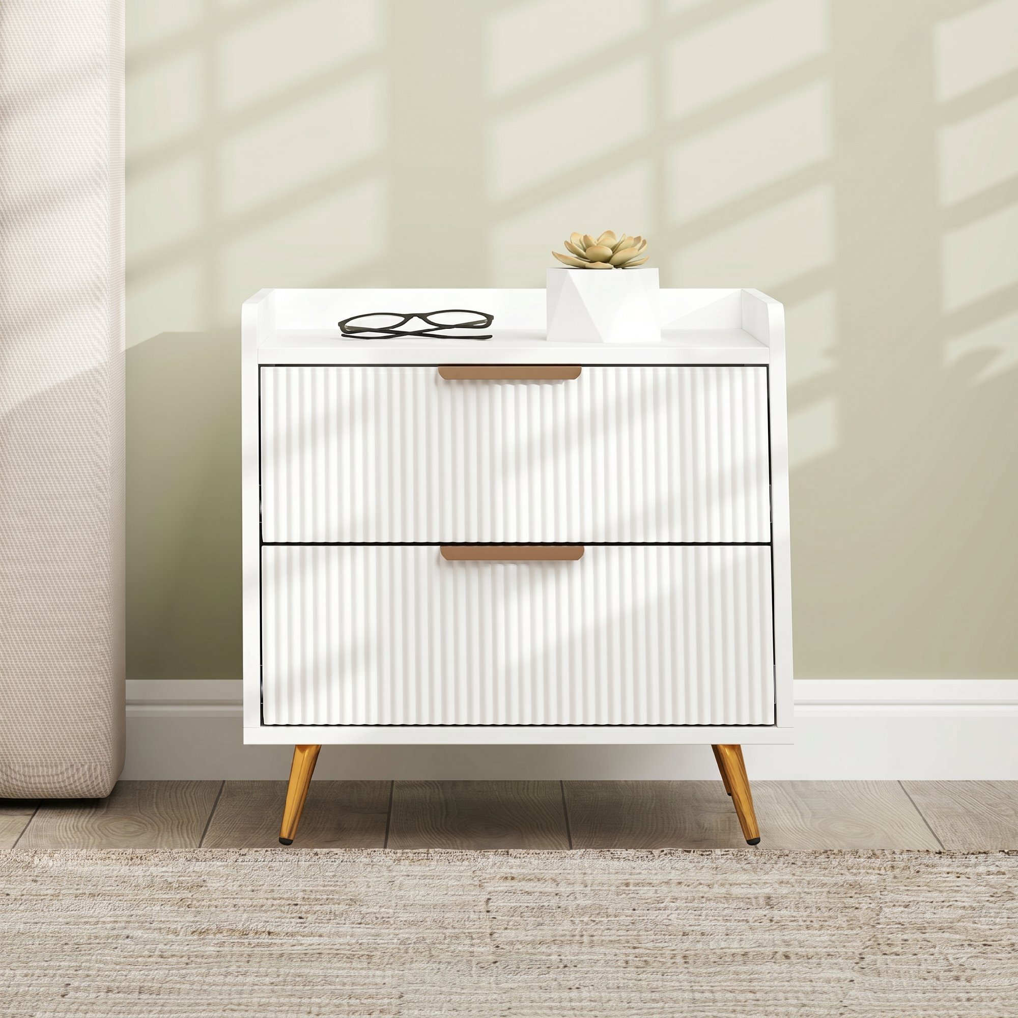 Chevet table de nuit design cannelé doré 2 tiroirs plateau rebord blanc