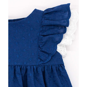 Vestido corto bordado azul, con volantes en las sisas.
