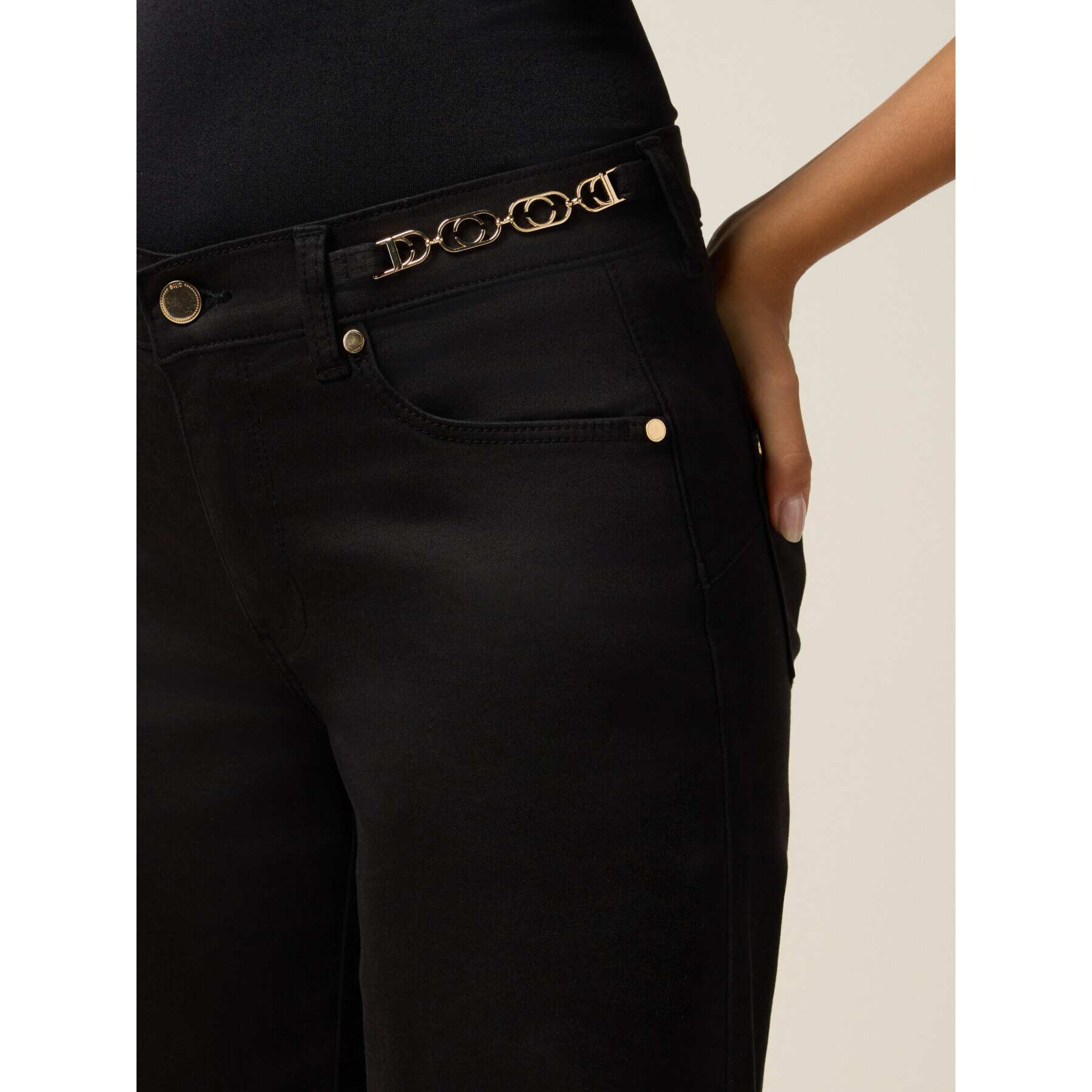 Oltre - Pantaloni kick flare con dettaglio catena - Nero