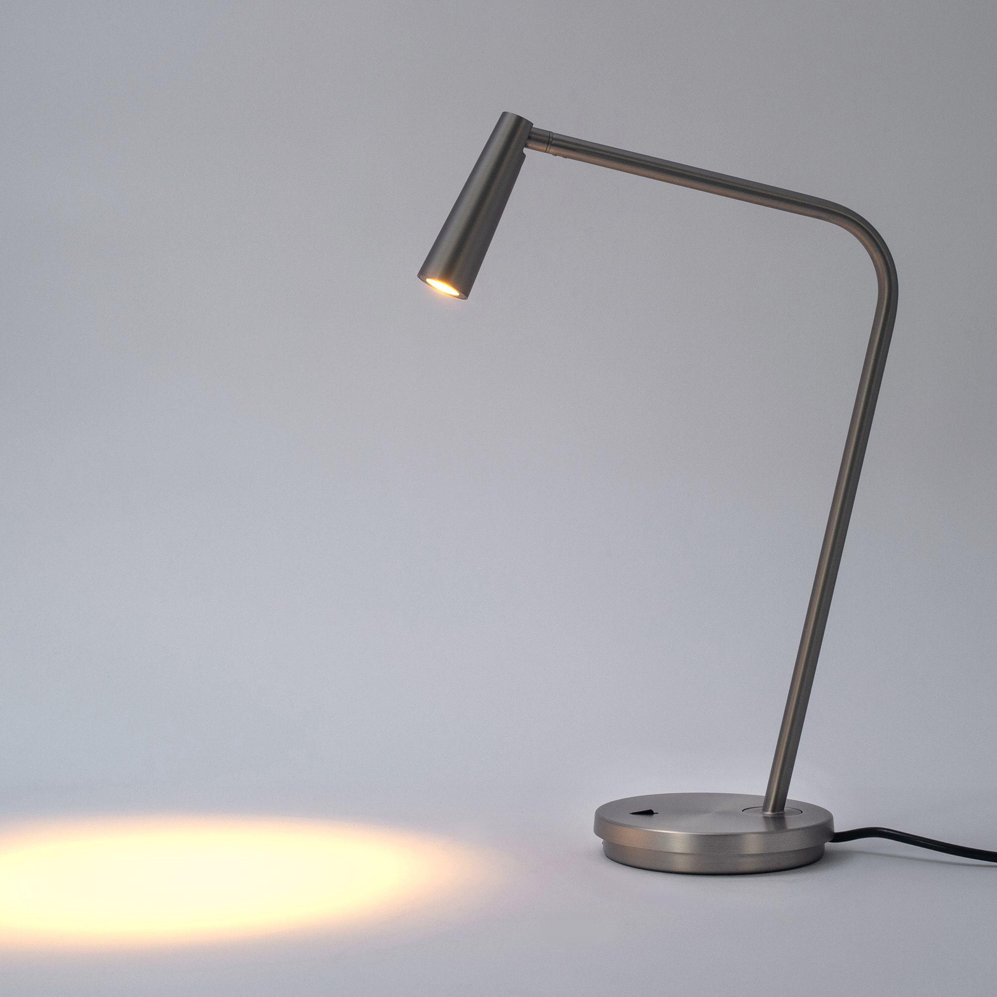 Ledsc4 LedsC4 - Lámpara de Sobremesa Interior LED Eficiente, Níquel Satinado, 121lm, 2700K, Diseño Moderno y Duradero, Serie Gamma