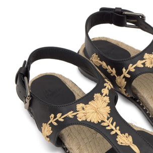 Sandalia de dedo Pedra plana en napa con motivos florales bordados y hebilla