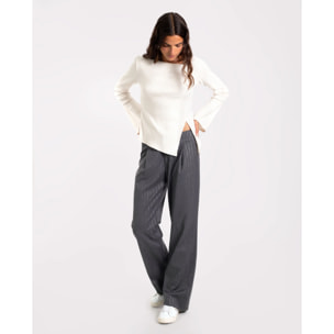 Top asimétrico con mangas largas