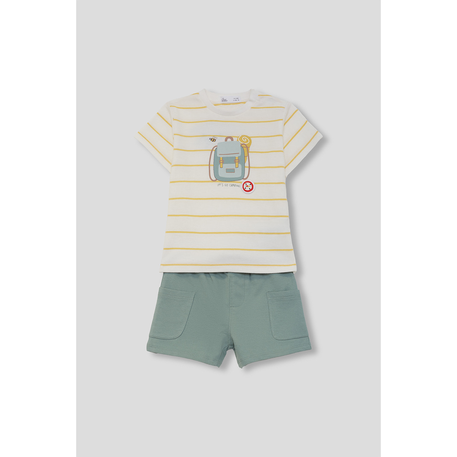 Conjunto de camiseta a rayas con dibujo de mochila campista y shorts con bolsillos laterales | Color: Verde iceberg | Street Monkey