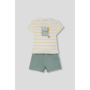 Conjunto de camiseta a rayas con dibujo de mochila campista y shorts con bolsillos laterales | Color: Verde iceberg | Street Monkey