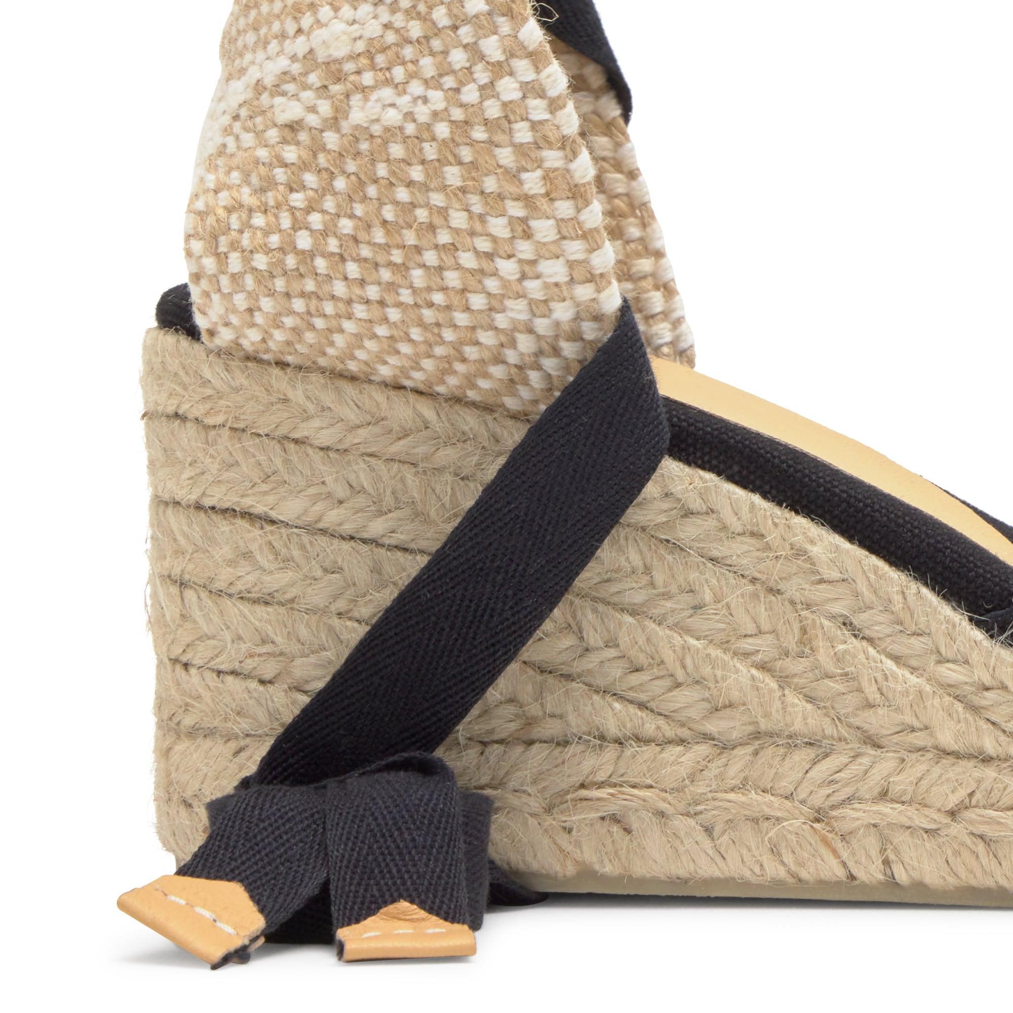 Alpargata plana en lona de algodón con pala en v y lazo al tobillo