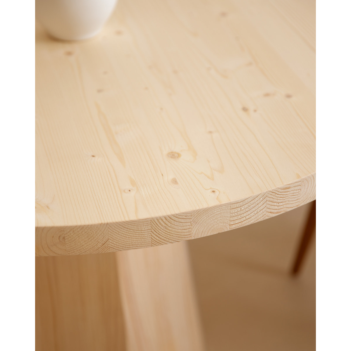 Mesa de comedor redonda de madera maciza en tono natural de Ø115 Alto: 75 Largo: 115 Ancho: 115