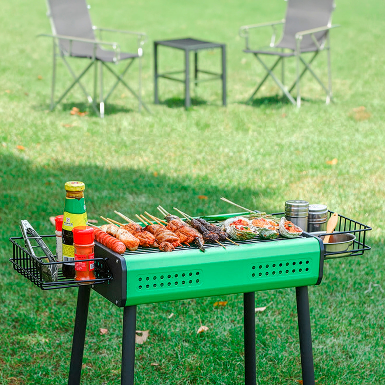 Barbecue portatile a carbone CA-26 con gambe smontabili, due griglie, cesti laterali e ventilazione ottimizzata per una cottura uniforme.