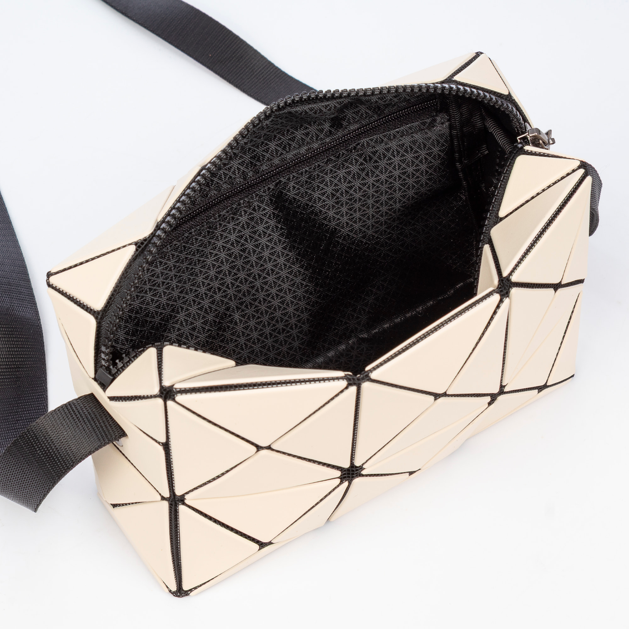 Aso borsa a tracolla di design geometrico.