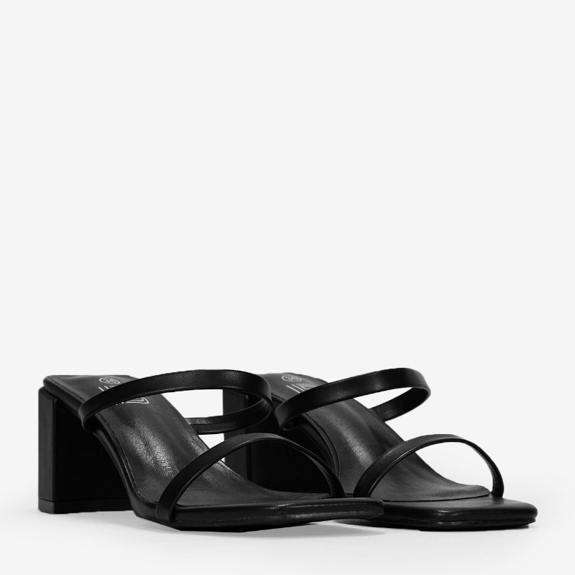 Sandalias negras con tacón