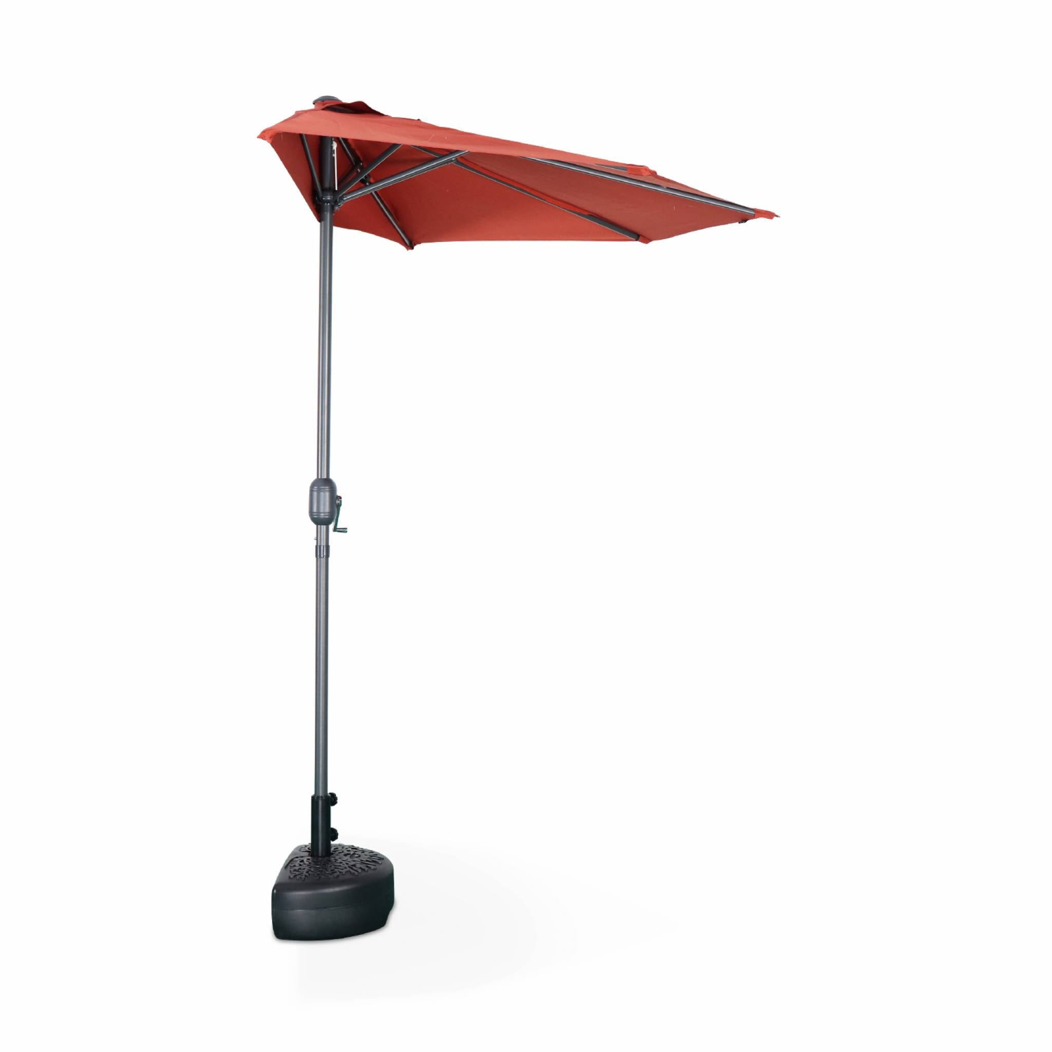 Parasol de balcon Ø250cm  – CALVI – Demi-parasol droit. mât central en aluminium avec manivelle d’ouverture. toile terracotta