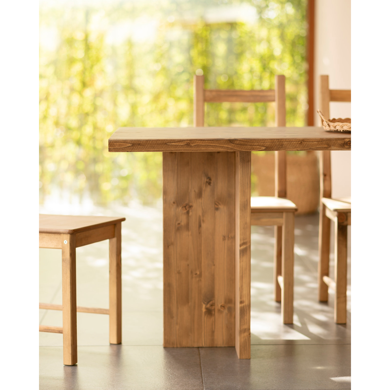 Table à manger en bois massif ton chêne foncé en différentes tailles