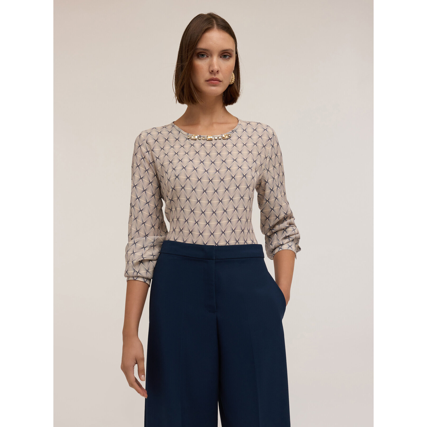 Motivi - Blusa con estampado geométrico y bordado de piedras - Gris