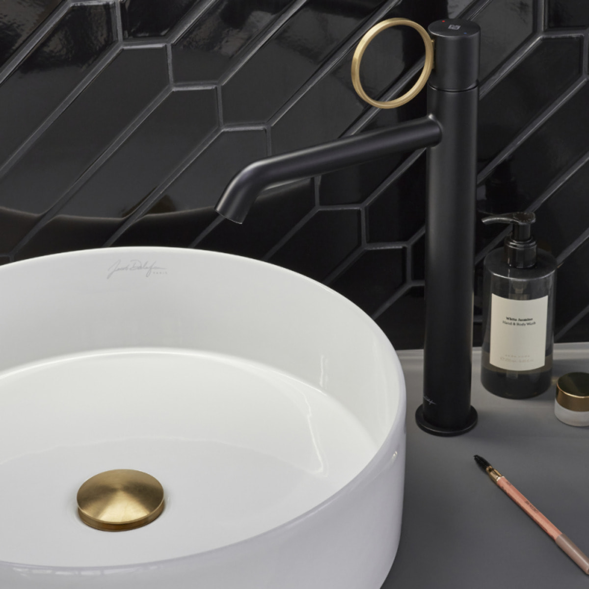 Mitigeur lavabo haut Vivienne noir mat avec bague laiton brossée