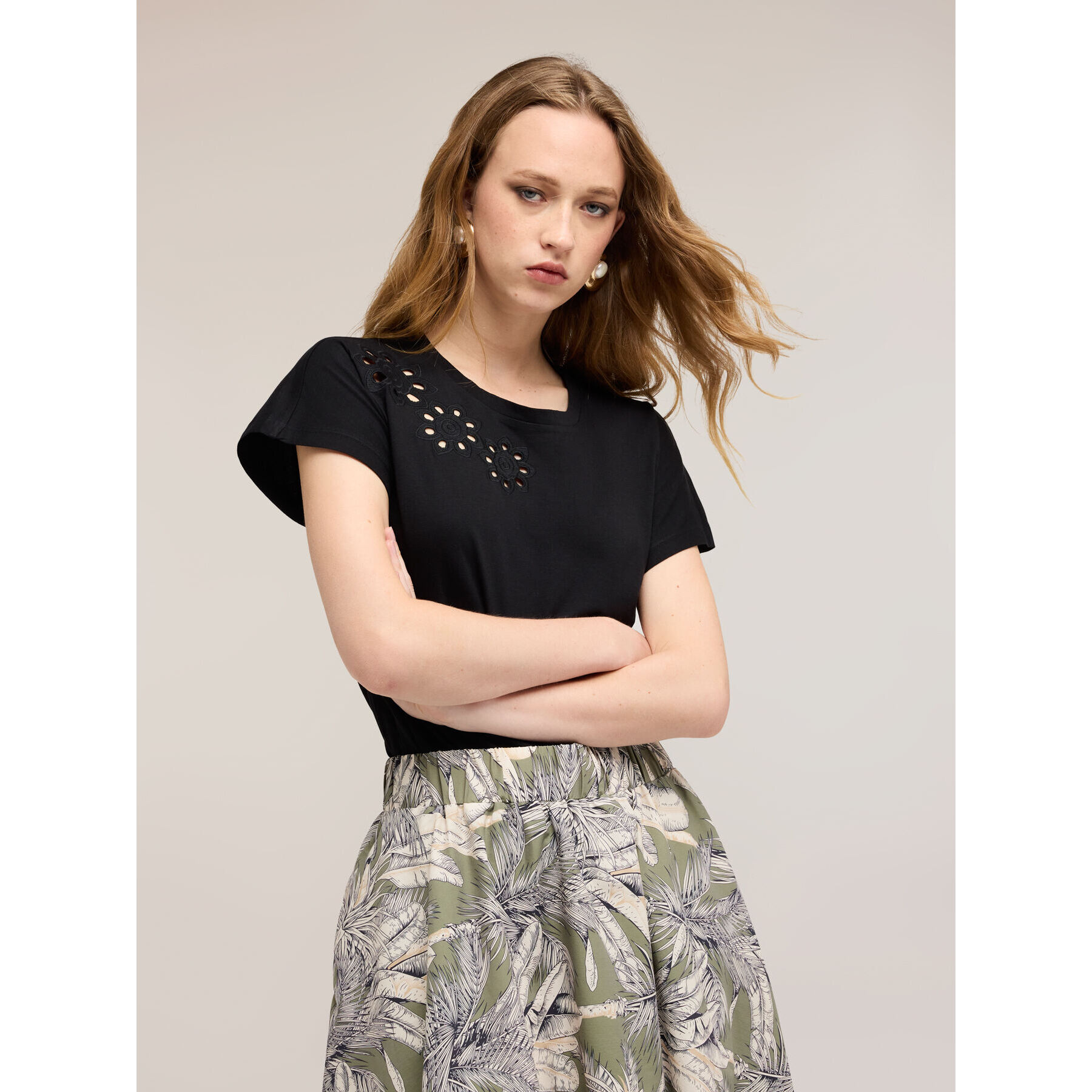 Motivi - Camiseta con detalles florales - Negro