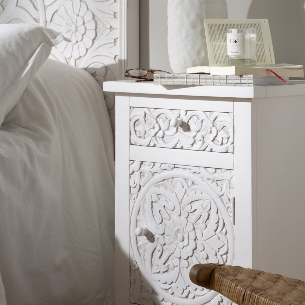 Table de chevet Indira -bois de manguier massif et mdf-couleur blanc brossé 50 x 70 x 40 cm