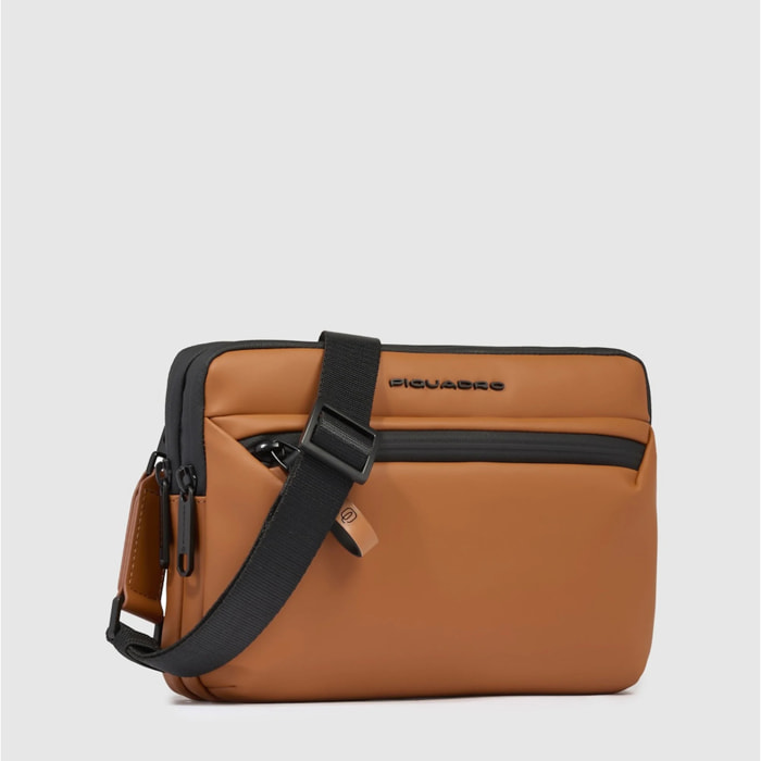 Piquadro Pochette porta iPad®mini in tessuto gommato resistente all'acqua con tracolla rimovibile