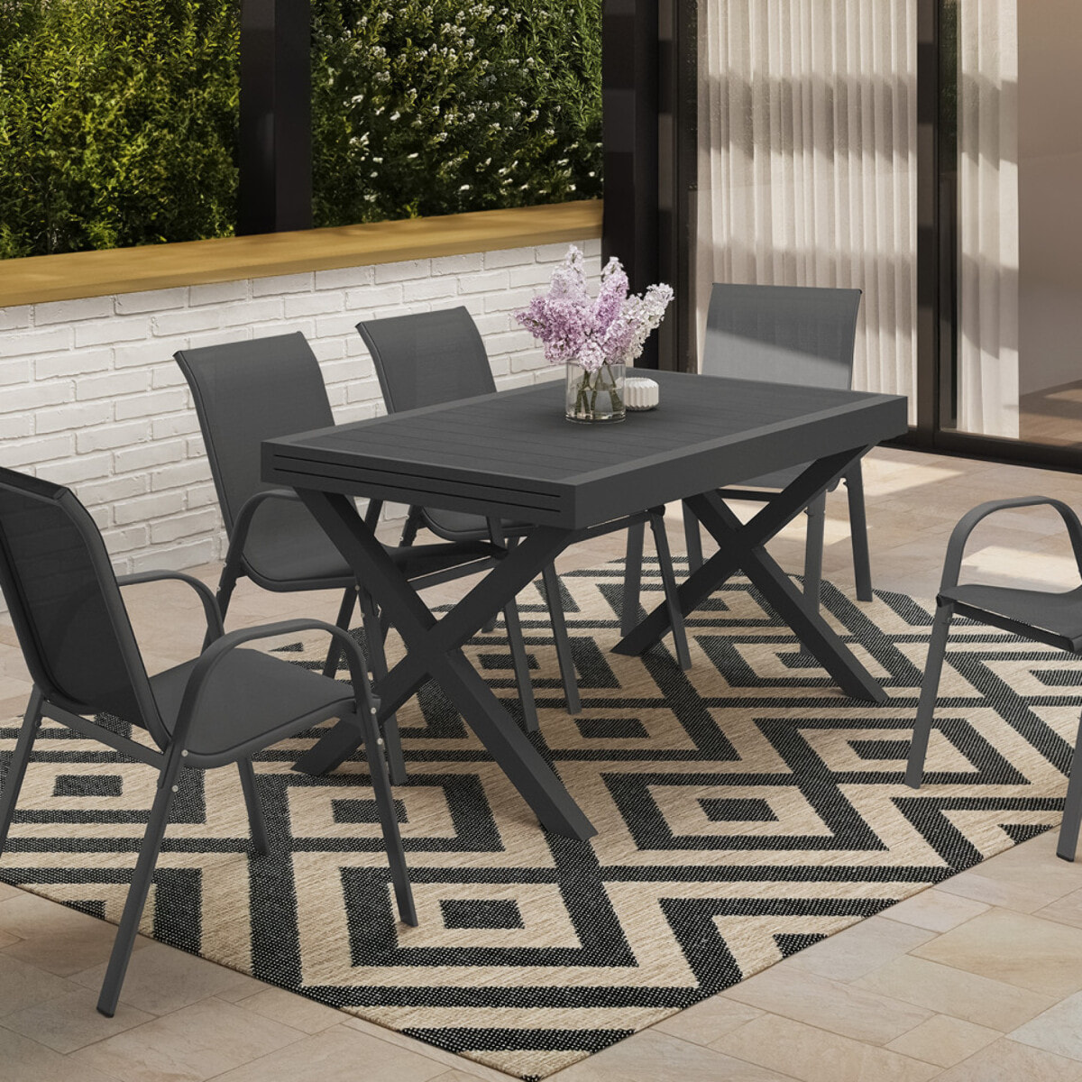 Table de jardin extensible en polywood gris anthracite et pieds croisés 135-270cm