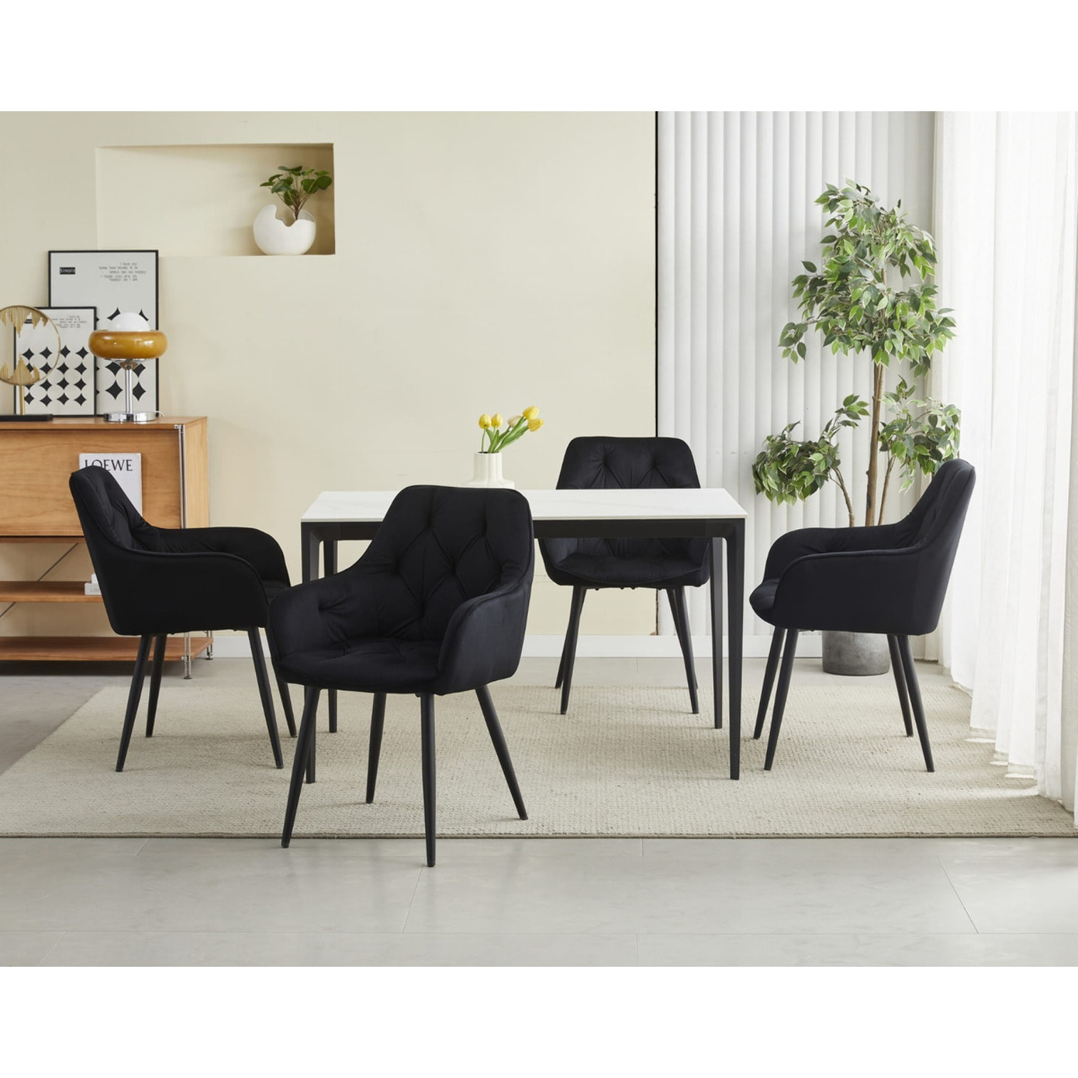 Poltroncina Jork in velluto nero con gambe in metallo