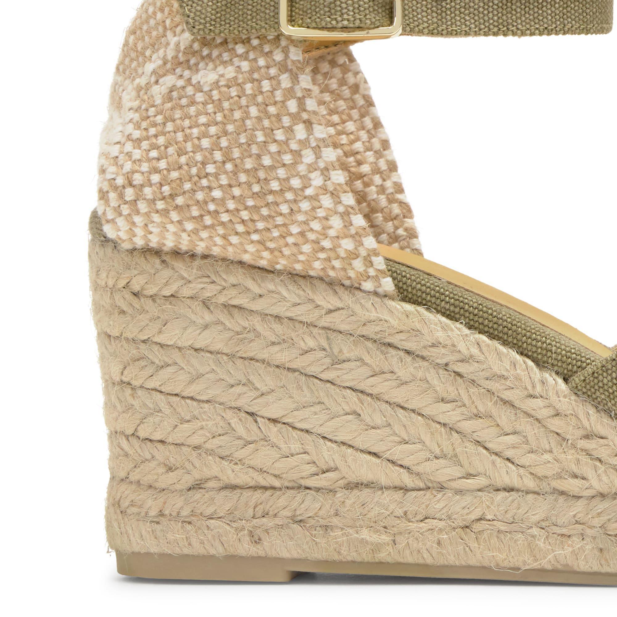 Sandalia Bruna cuña de yute con escote en v y pulsera