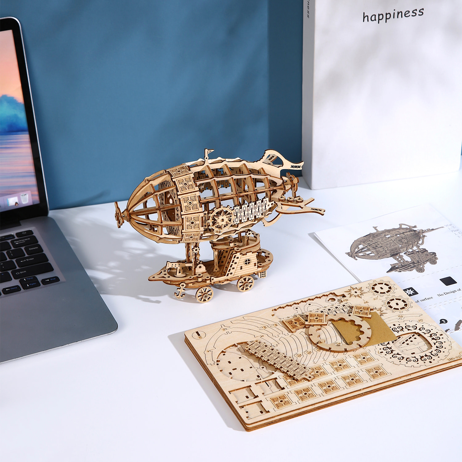 Modello in Legno 3D, design di un Dirigibile con movimento meccanico. 160 pezzi.