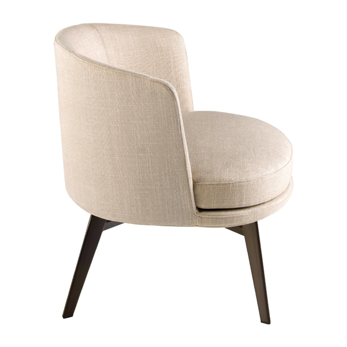 Sillón Angel Cerdá con asiento y respaldo tapizados en tela crema patas de acero inoxidable en marrón metal 74x70x71cm