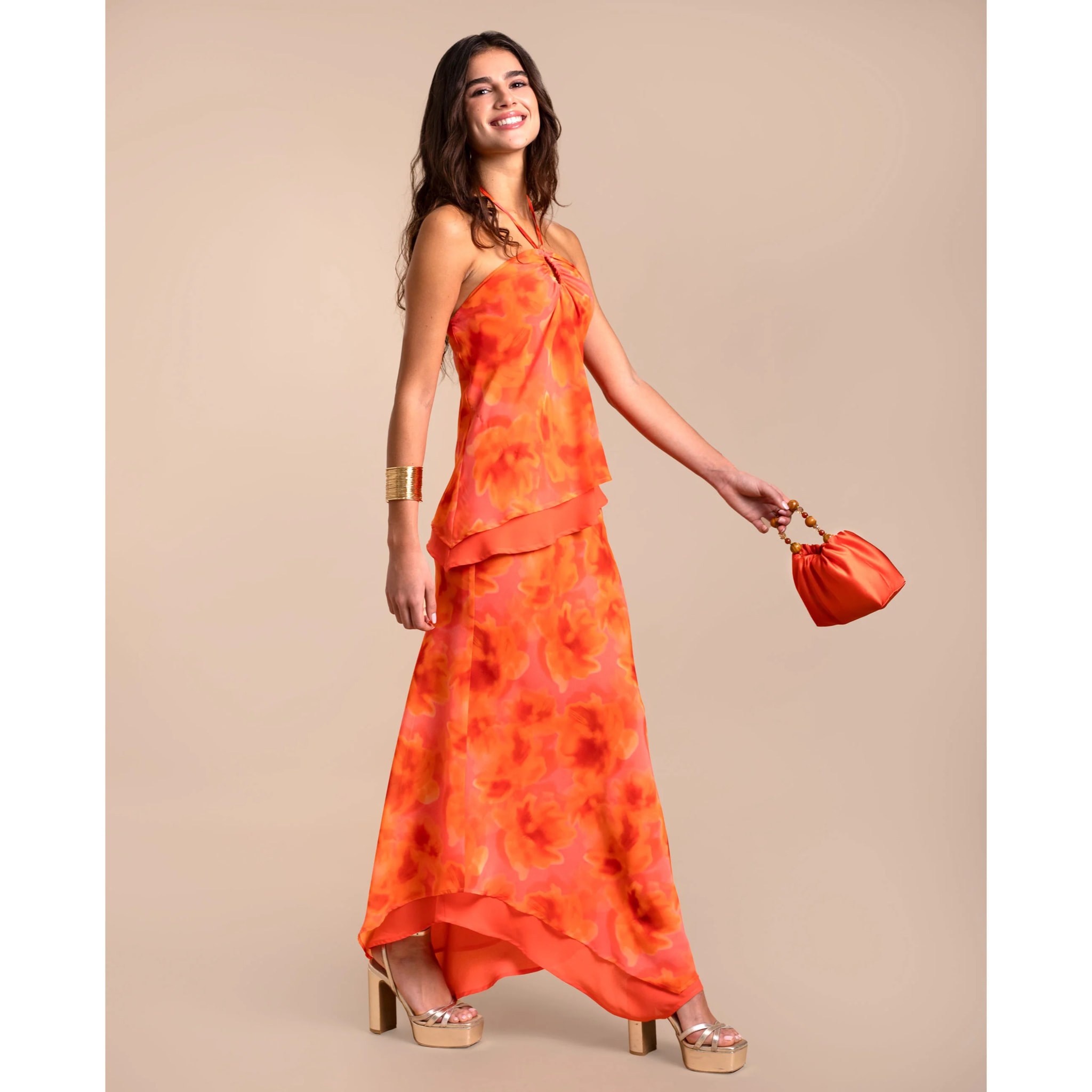 Blusa de mujer con cuello halter y lazada.