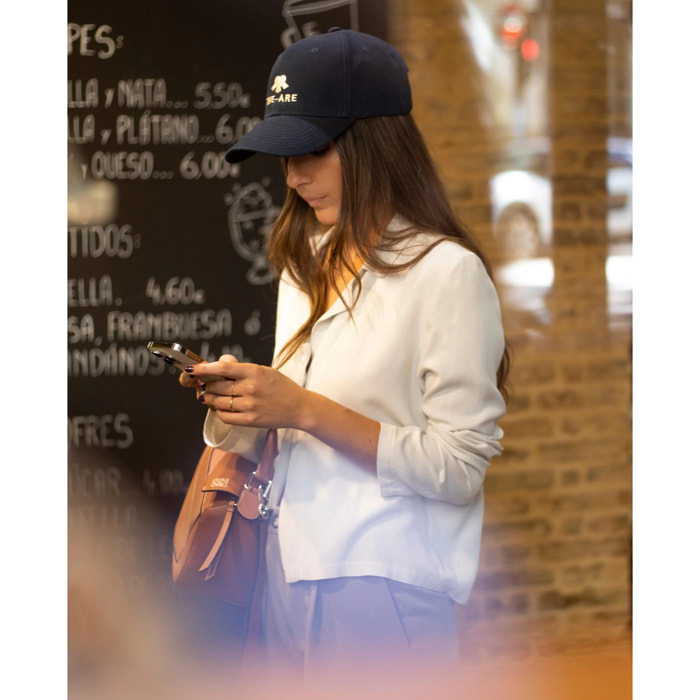 Gorra de mujer con bordado contraste