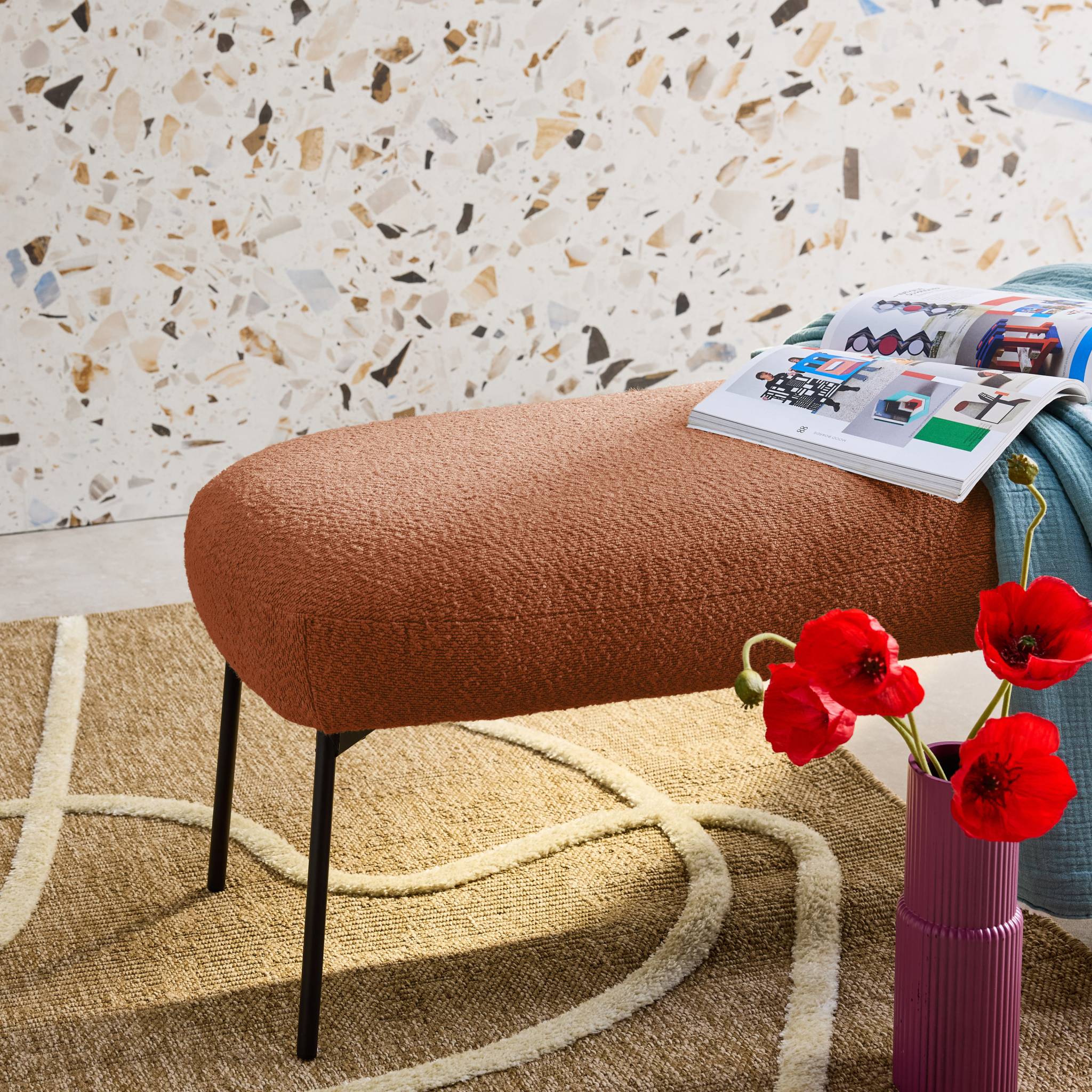 Banc. bout de lit avec revêtement bouclette texturée. rouille. pieds en métal noir. L 120 x P 41 x H 42.5cm