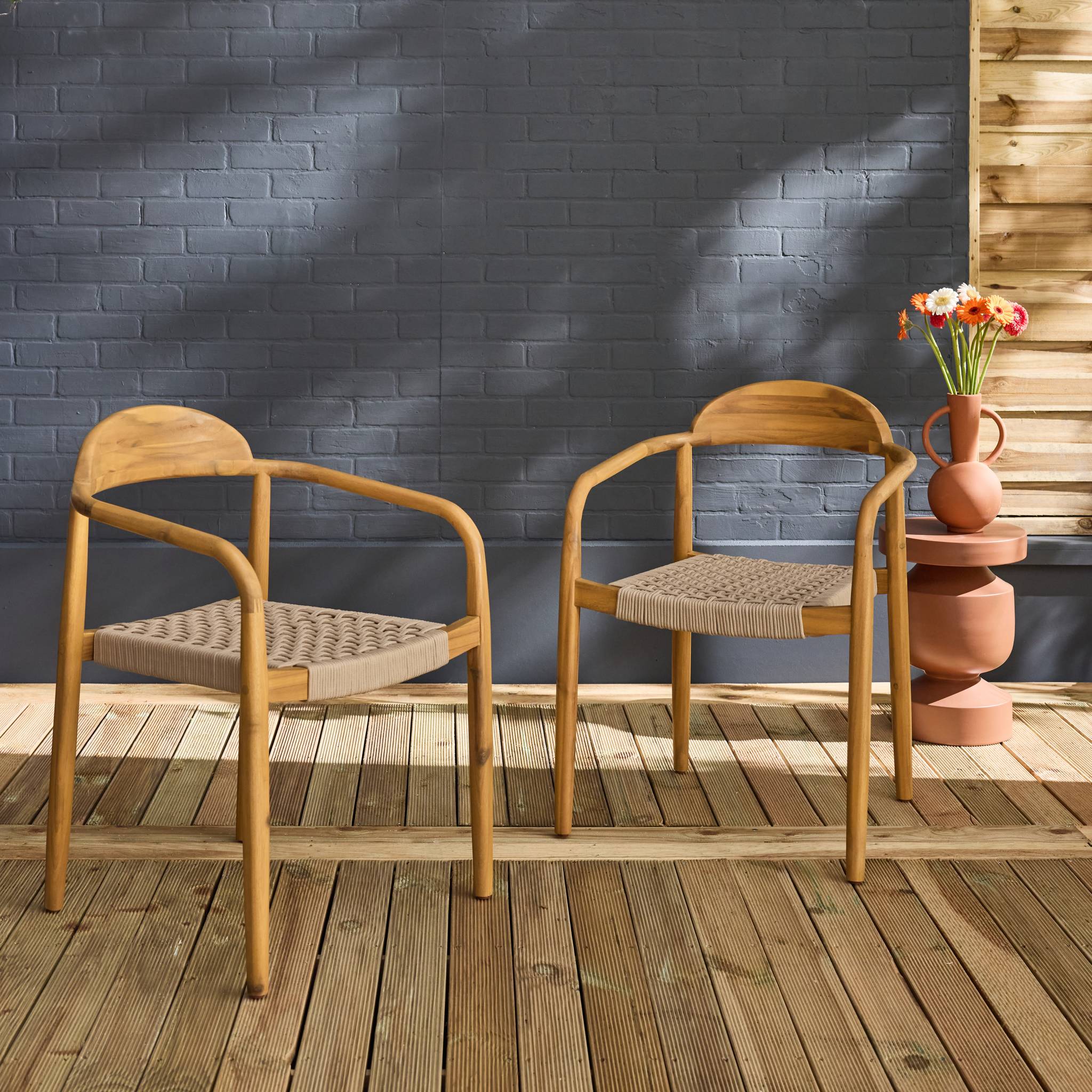Lot de 2 fauteuils CERINA en bois d'acacia. assise beige en résine. 55.5 x 55 x 79 cm
