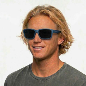 Gafas PALOALTO modelo PADDLESURF en color Montura azul mate transparente con lentes polarizadas ahumadas.