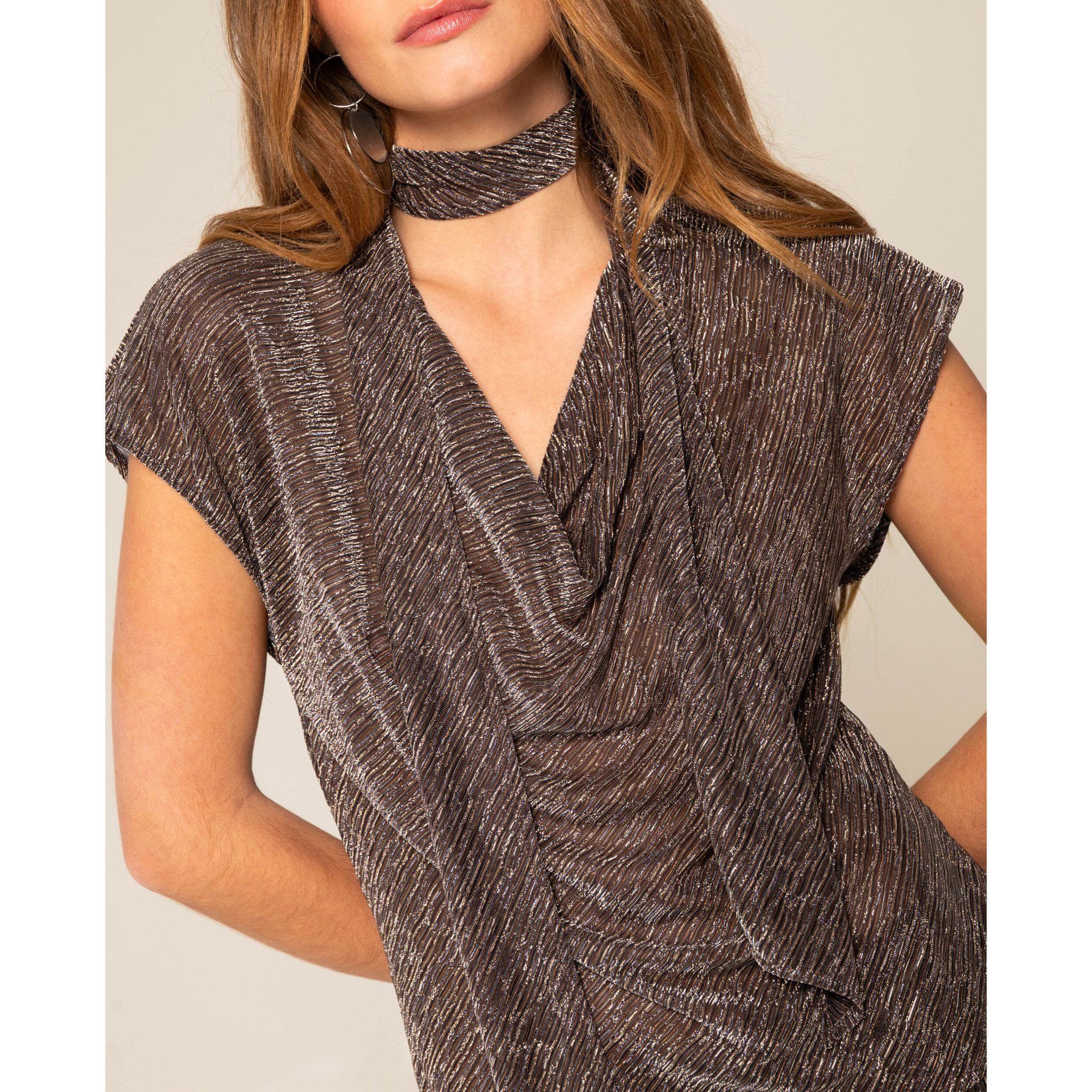 Top fluido de lúrex con foulard de mujer