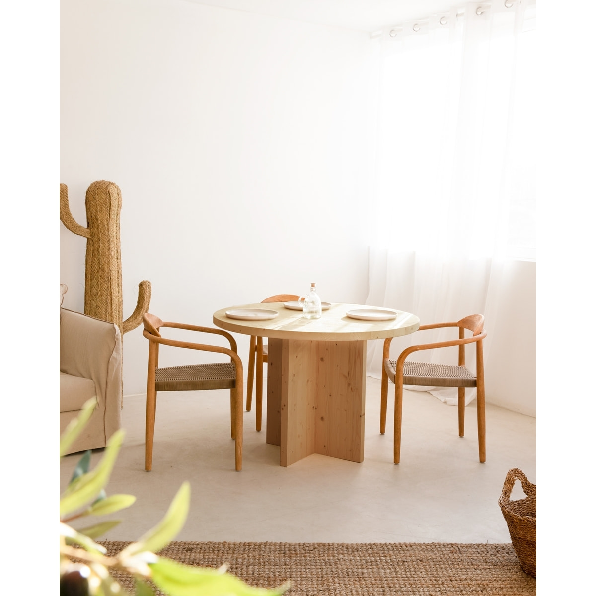 Table à manger ronde en bois massif ton chêne moyen Ø110 Hauteur: 75 Longueur: 110 Largeur: 110