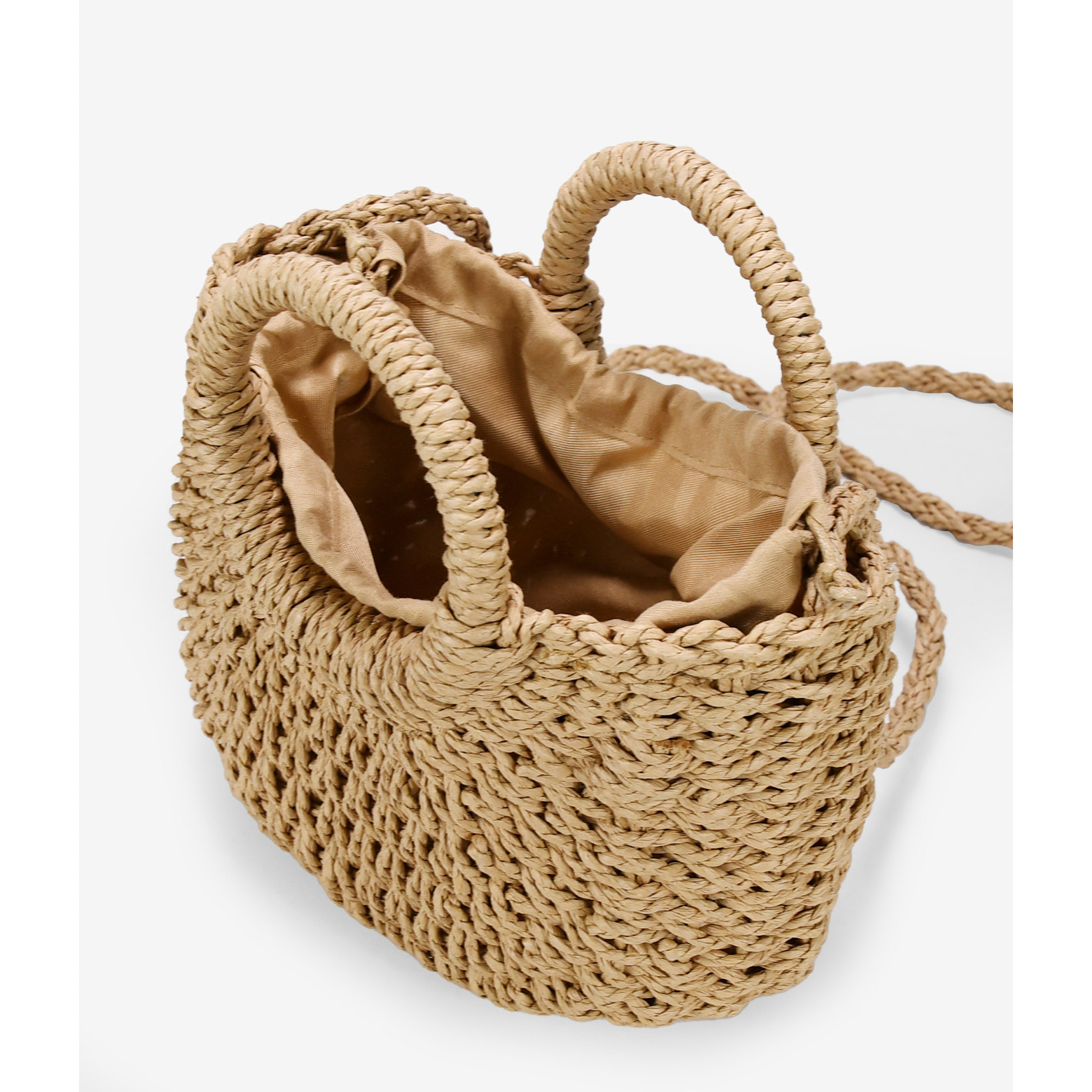 Bolso de esparto marrón tipo canasto