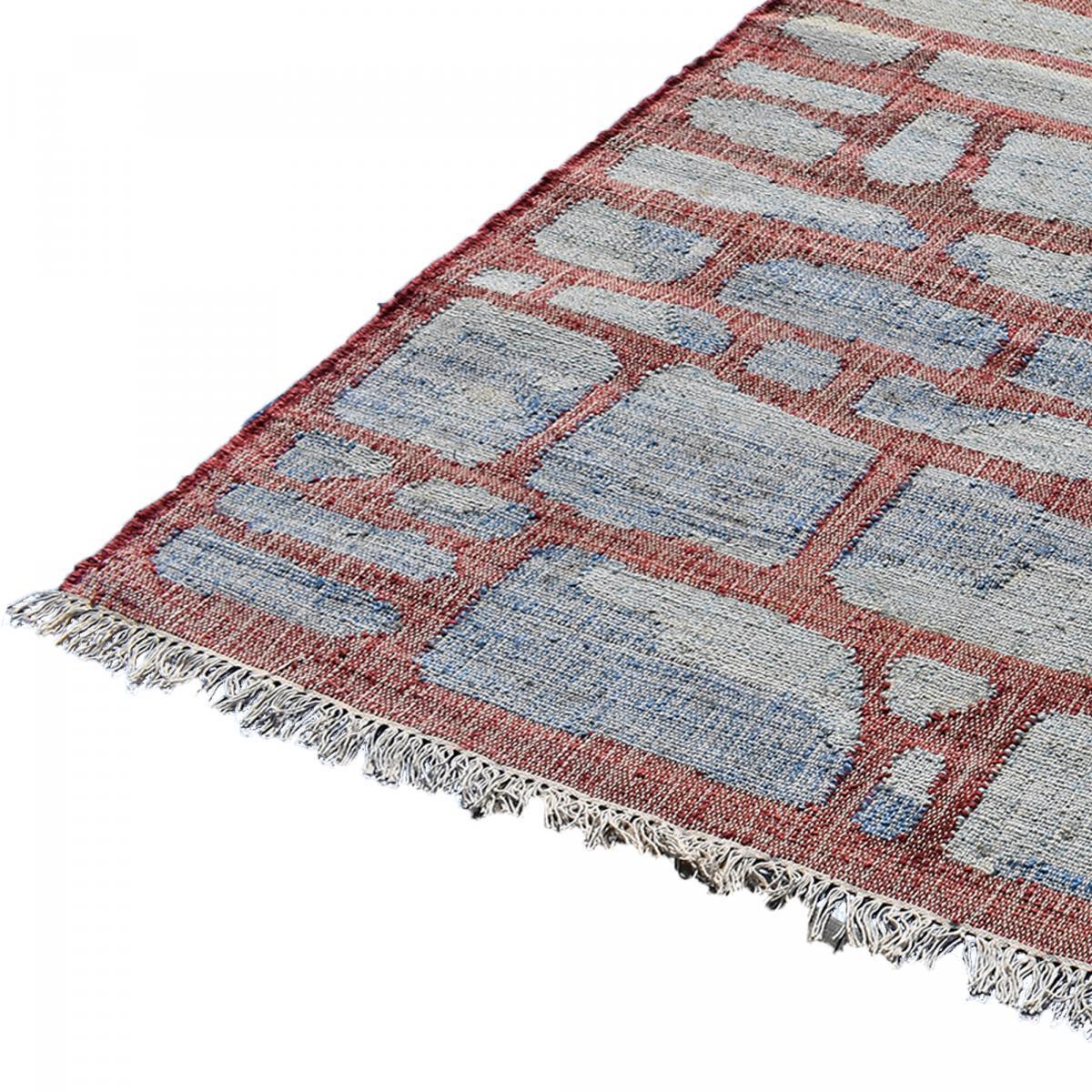 Tapis Kilim tissé à la main en jute aux motifs géométrique lie de vin et bleu ciel