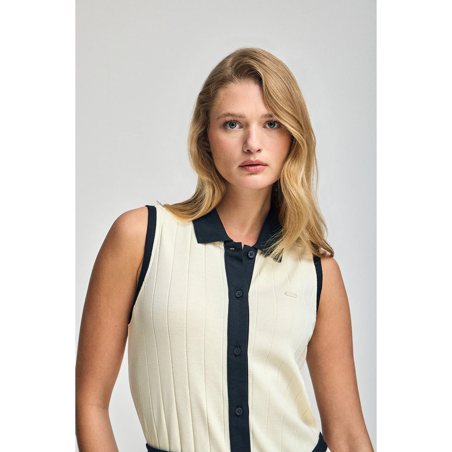 Vestido color crudo acanalado sin mangas con botón nacarado