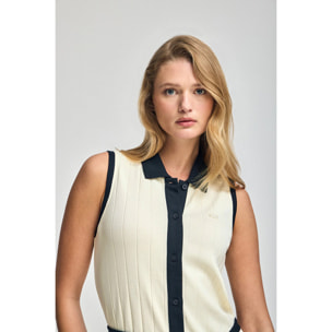 Vestido color crudo acanalado sin mangas con botón nacarado