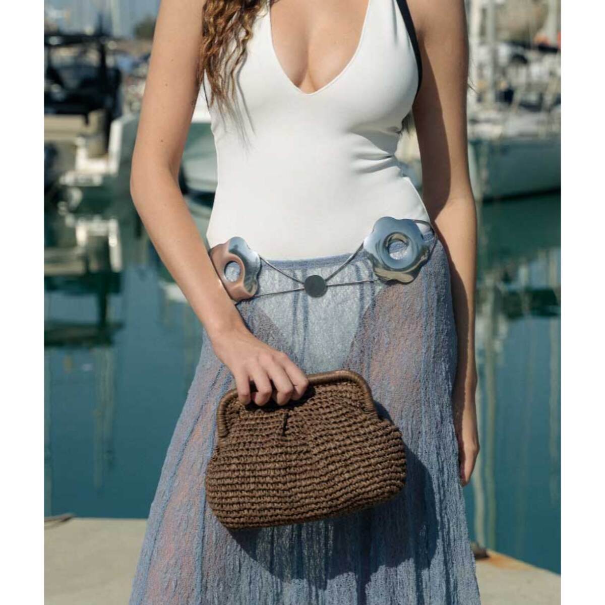 Bolso clutch marrón de rafia con cadena