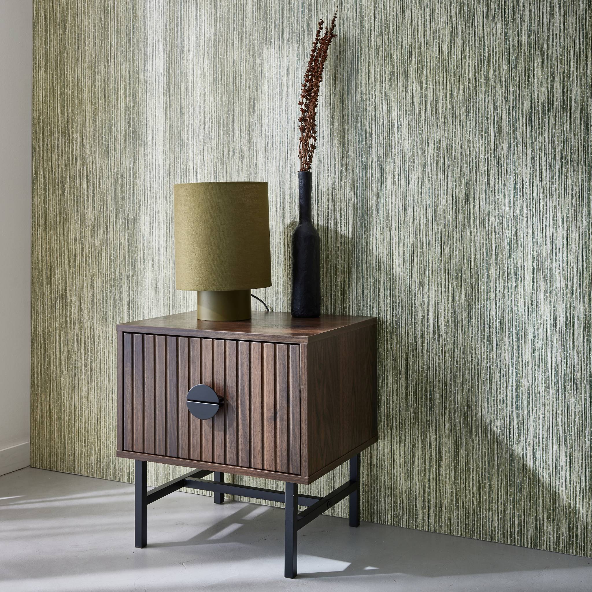 Table de chevet effet bois foncé décor bois rainuré. un tiroir. L 48 x l 39 x H 50cm