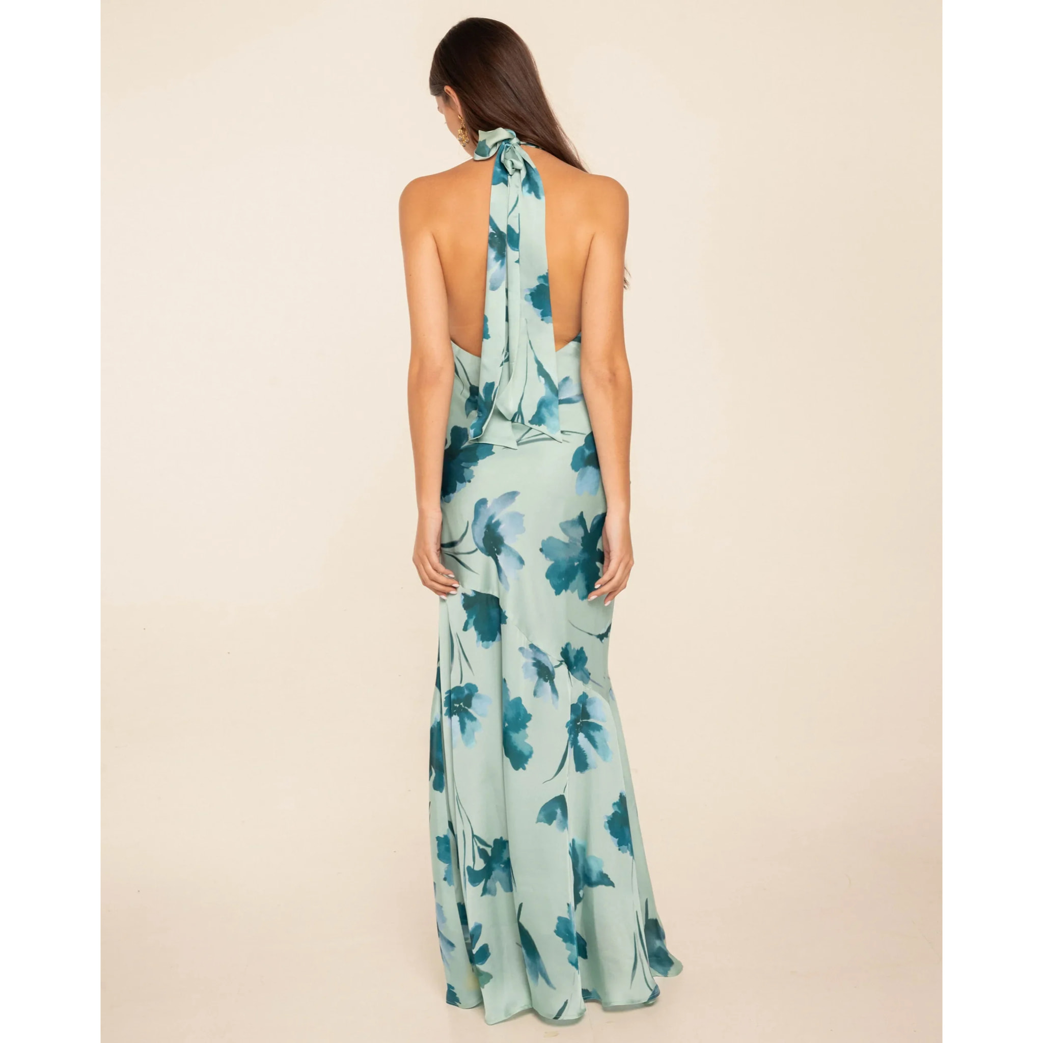 Vestido largo con escote halter y lazada