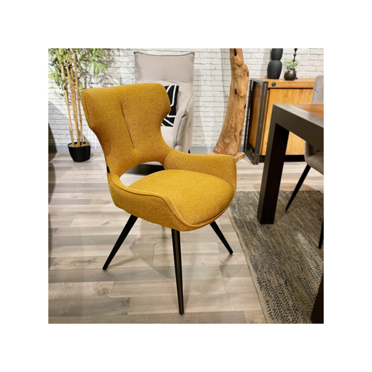Chaise rotative 180° en tissu doux et pieds en métal noir - SUZIE