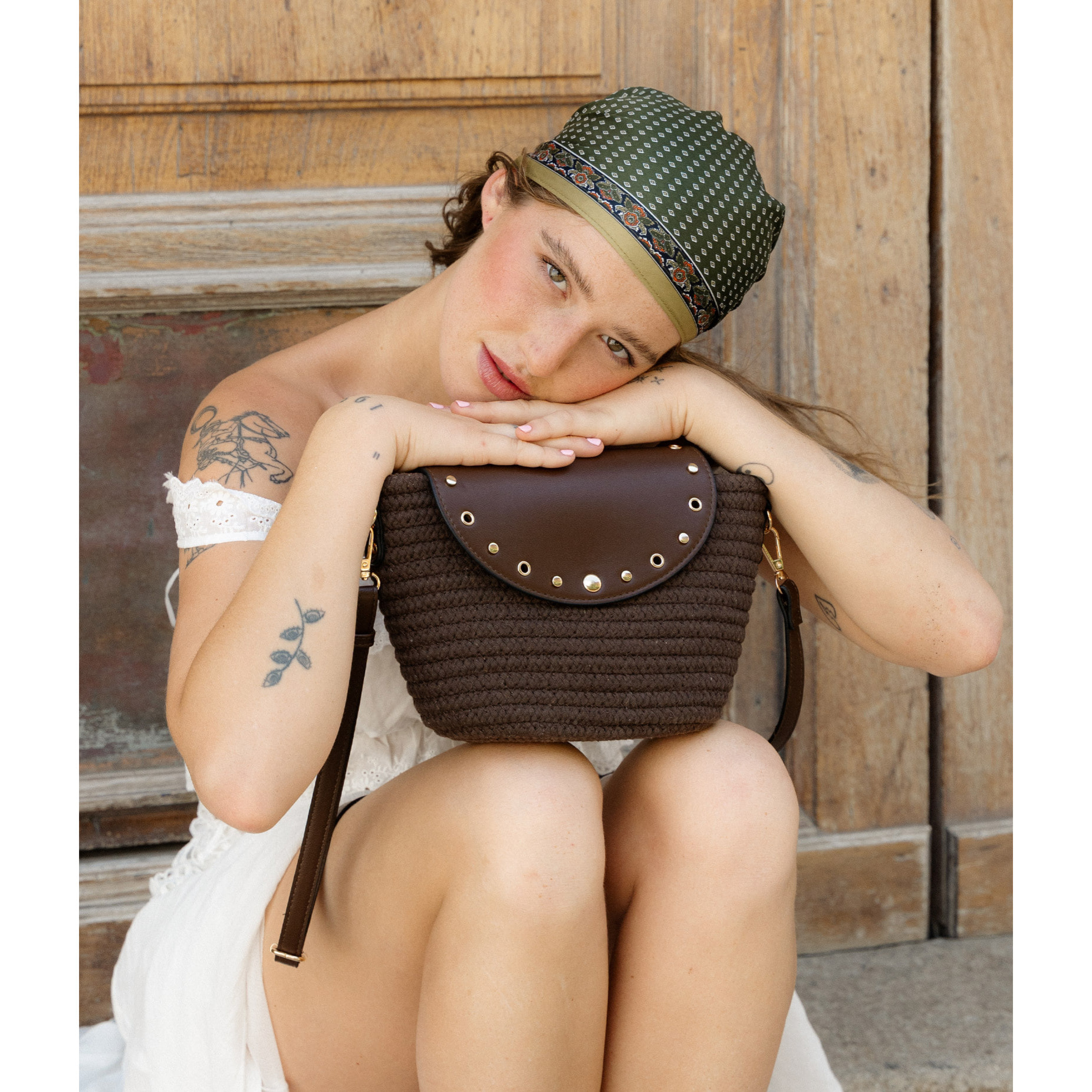 Bolso bandolera marrón con solapa