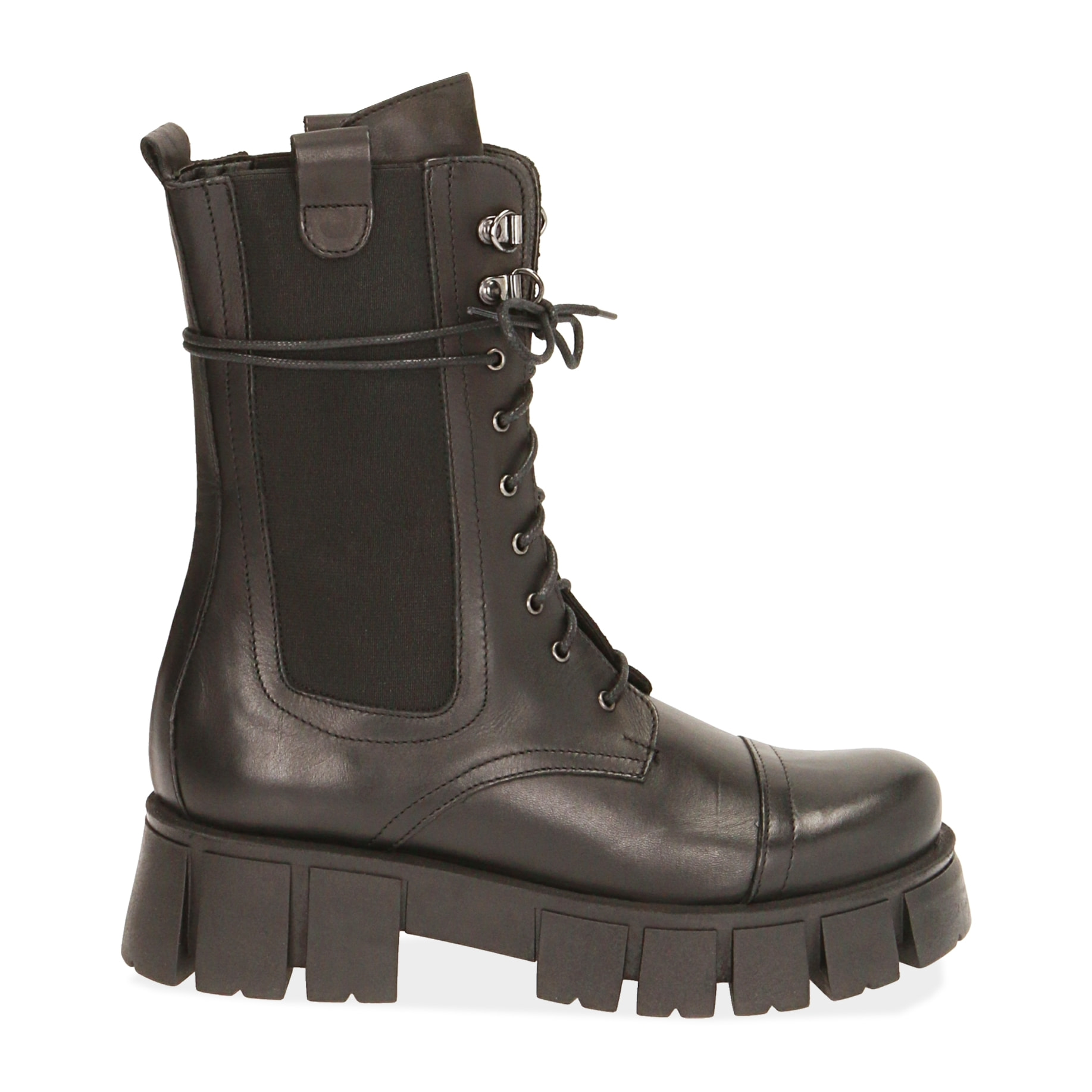 Botas militares de cuero negro.