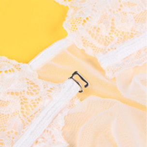 Babydoll de falda irregular con costuras de encaje blanco