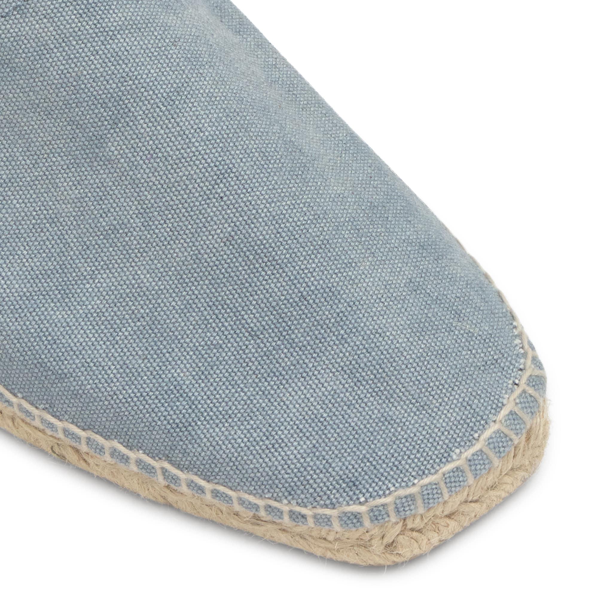 Alpargata plana en lona de algodón con bordado a contraste en talón