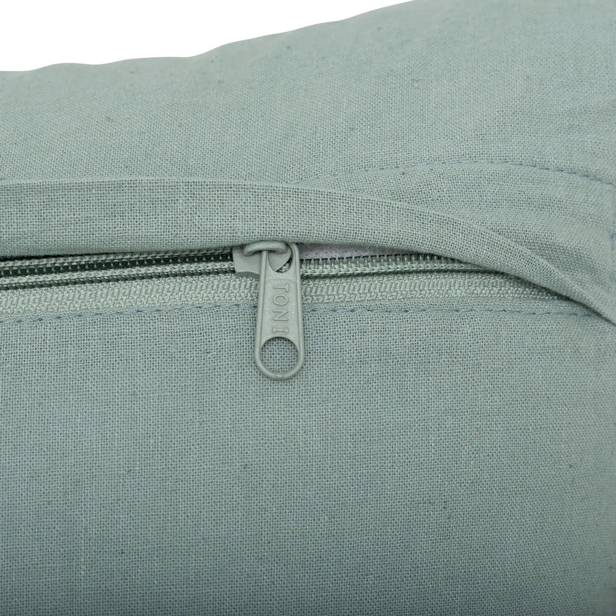 Coussin brodé "Wild" vert céladon 58x38cm