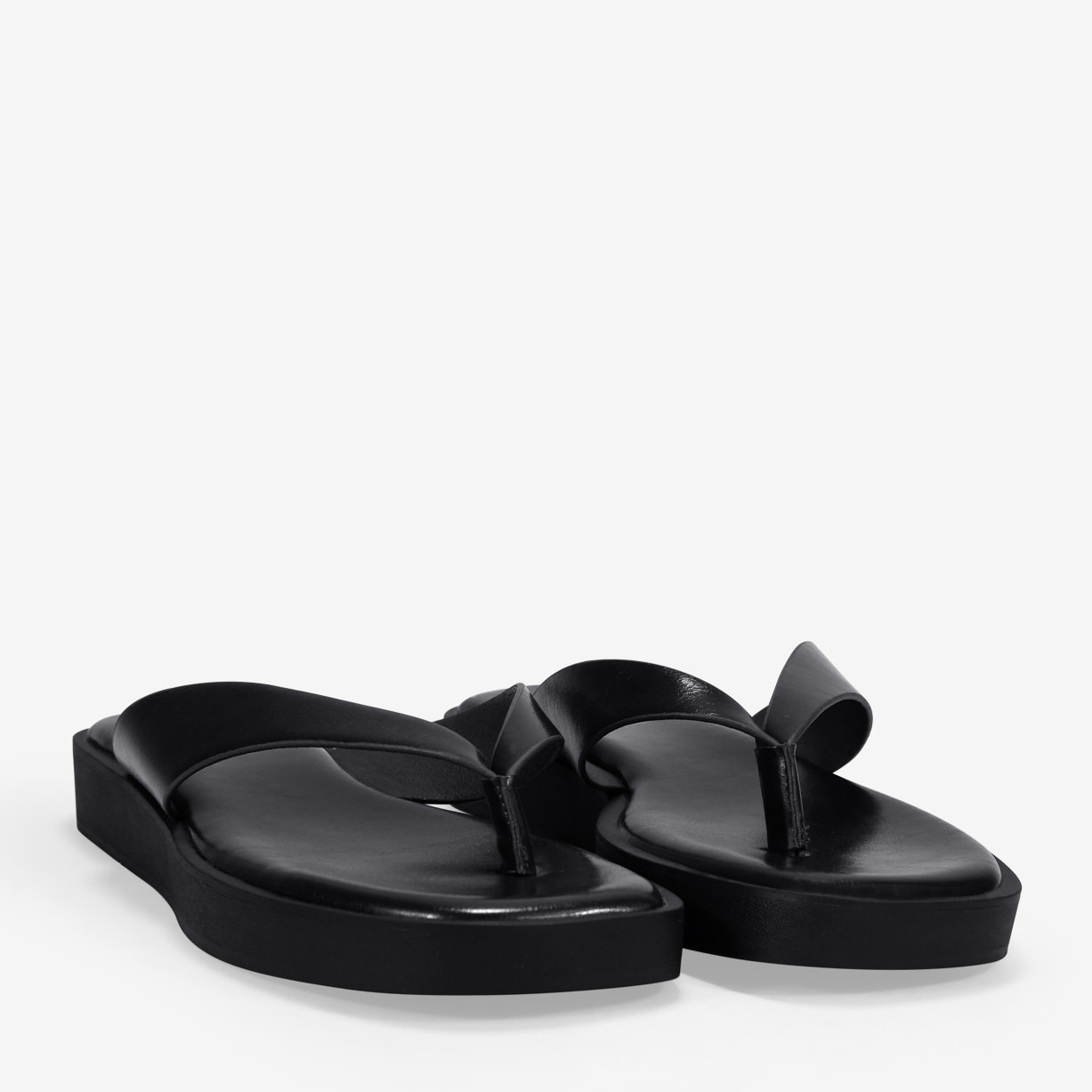 Sandalias de dedo negras con plataforma