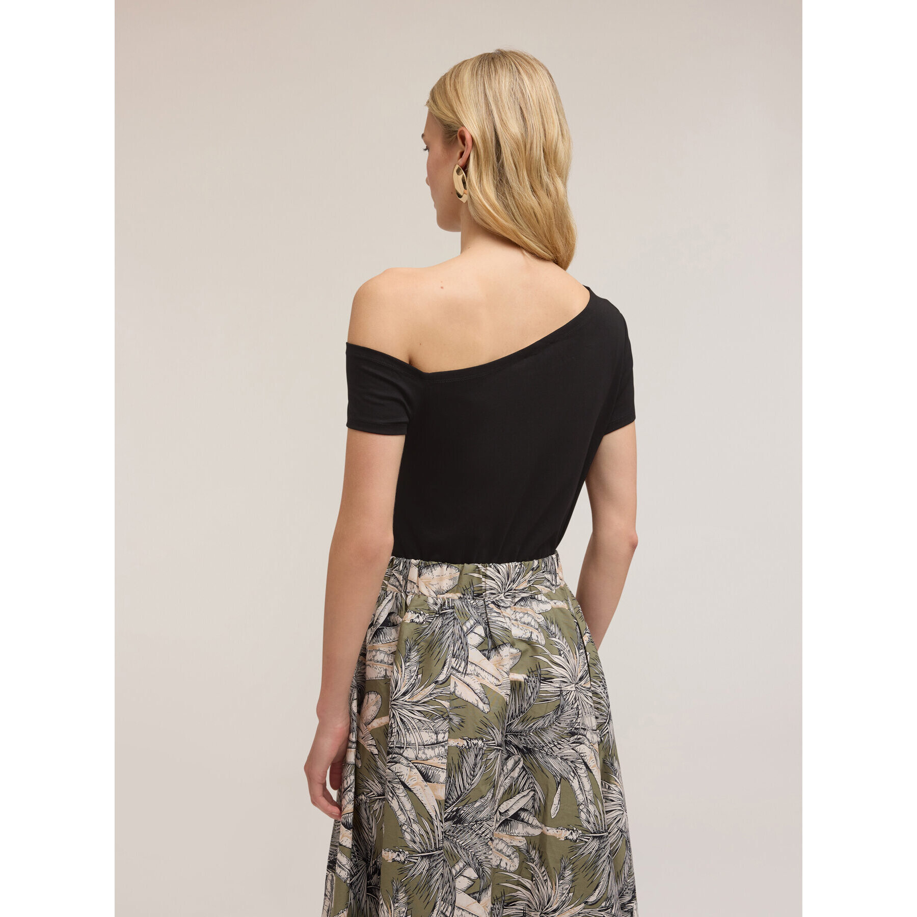 Motivi - Camiseta con escote asimétrico - Negro