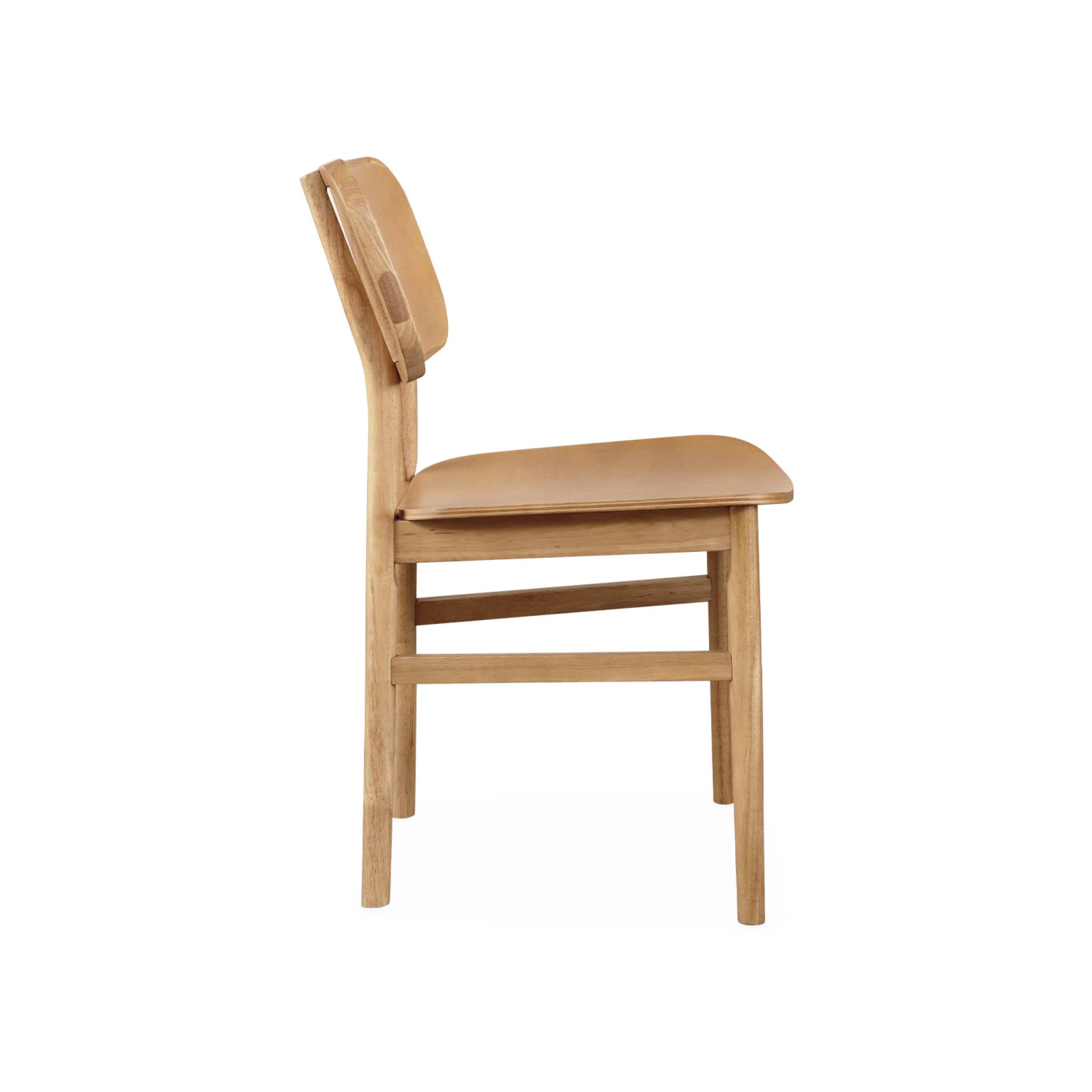 Lot de 2 chaises en bois d'hévéa. forme courbée. finition brossée