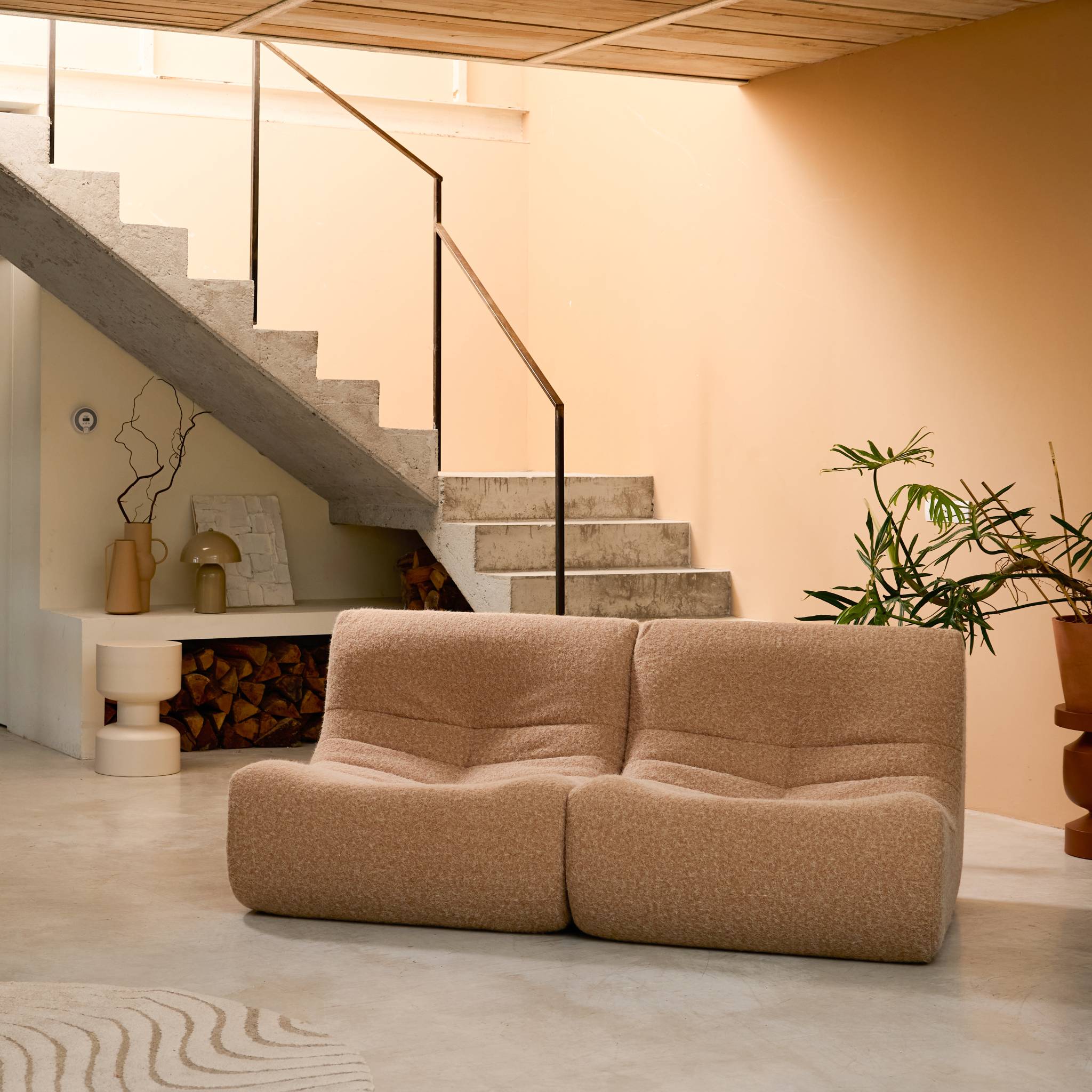 Chauffeuse tissu effet alpaca 2 places. beige. style contemporain. L 91 x P 105 x H 72cm